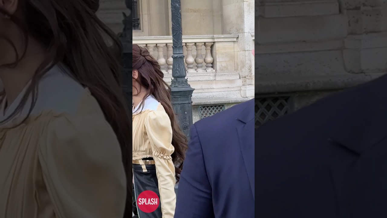 Лиса из BLACKPINK прибыла на показ осенней коллекции Louis Vuitton 2026 года в Париже.