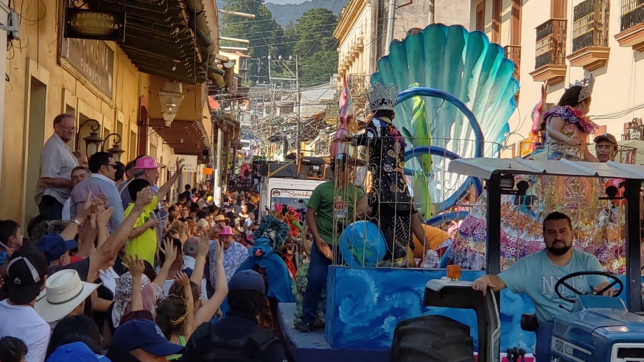 Desfile de Las Fiestas de Primavera de Naolinco  en Domingo