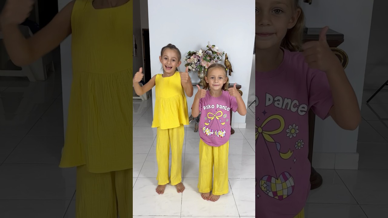 Она одела их в одинаковую одежду😳😬