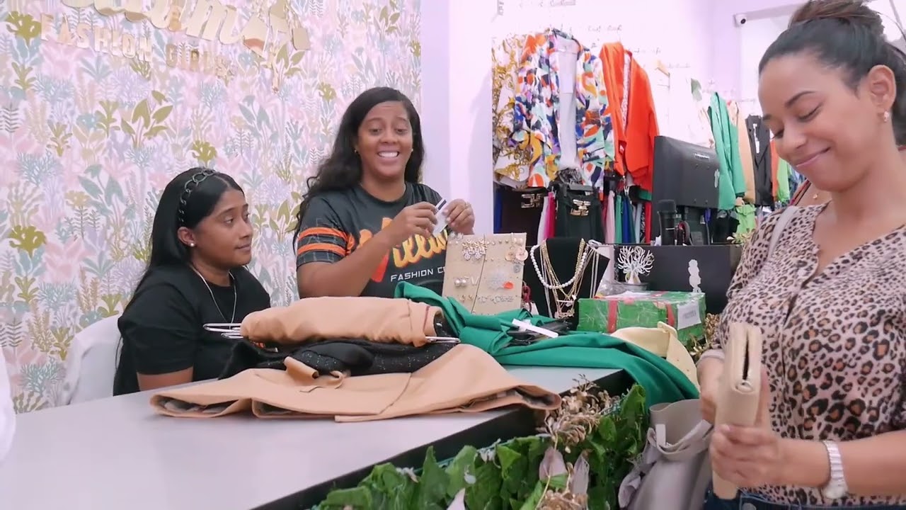 Tres mujeres comparten el mismo hombre sin imaginar que en una tienda descubren la verdad