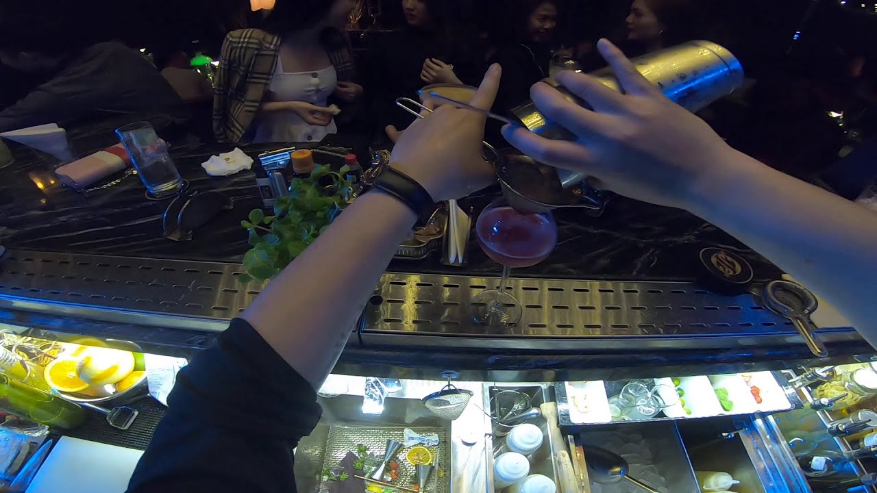 Bartender Việt Nam pha chế tại Si Cuisine &Mixology 18 Hàng Bài