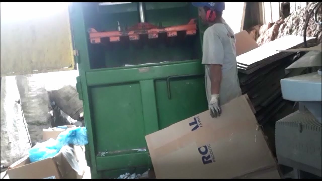 como fazer fardo de papelão em uma prensa