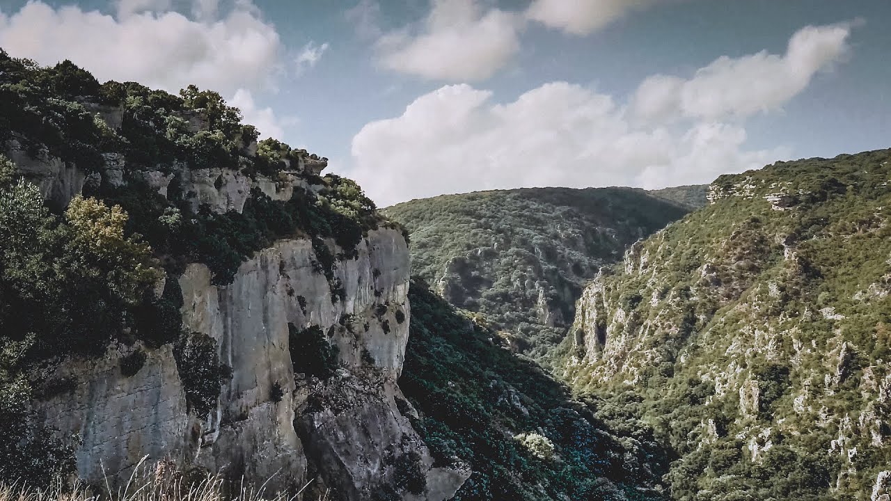【4K】Walking from the top to the bottom of a deep canyon | France