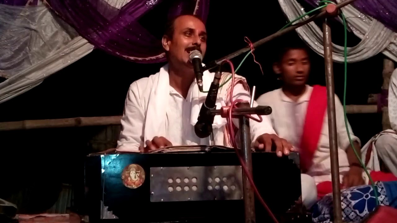 श्रद्धांजलि समारोह में माँ के ऊपर गीत गा कर सबको रुला दिया ।पं राजेश मिश्रा ने