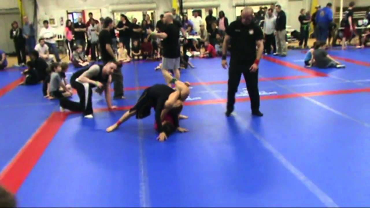 BJJ Girl Does The Triangle Choke
