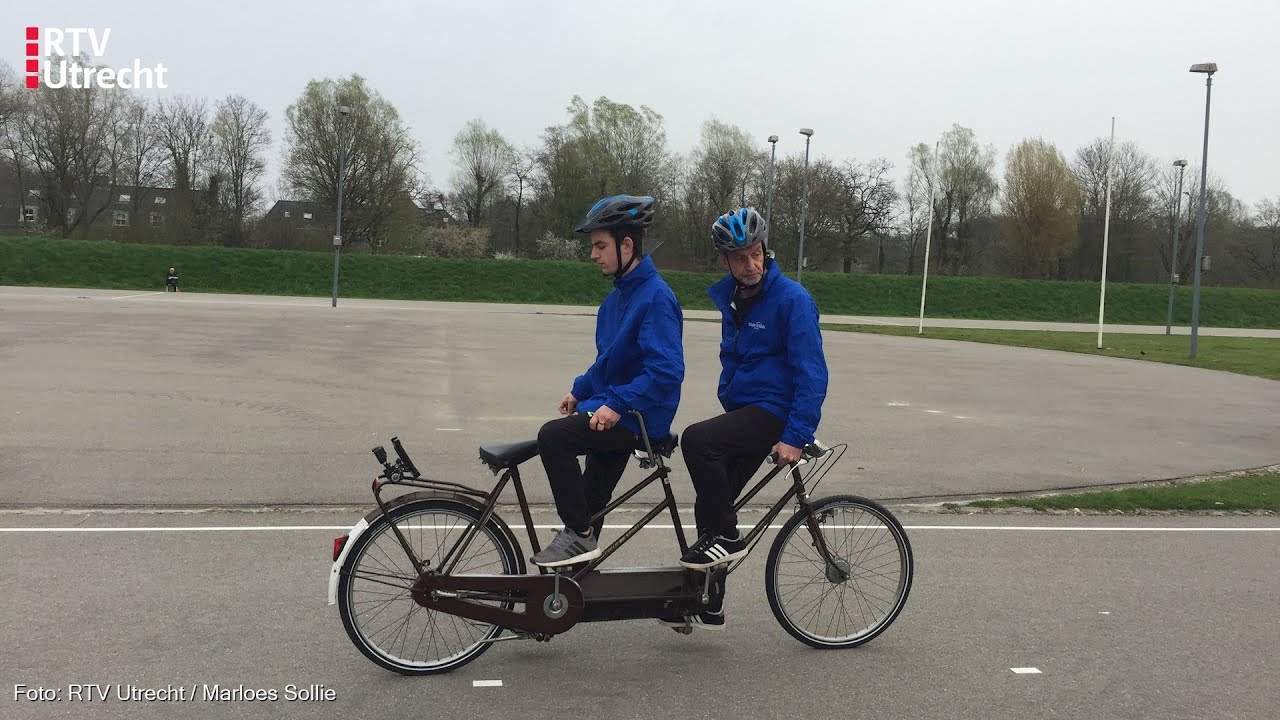 Bijzonder ritje in Zeist: jongens fietsen uur lang achteruit op tandem [RTV Utrecht]