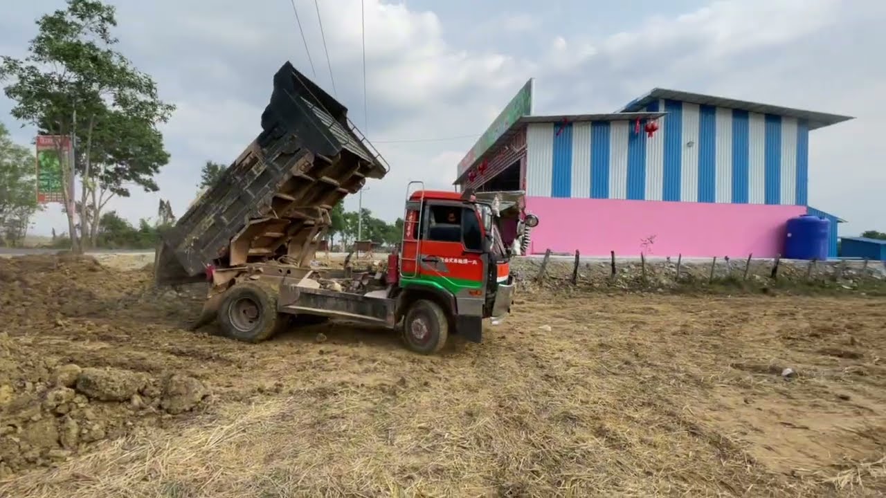 The dump truck and the excavator are filling/loading the soil #automobile #excavator #lodingsoil 