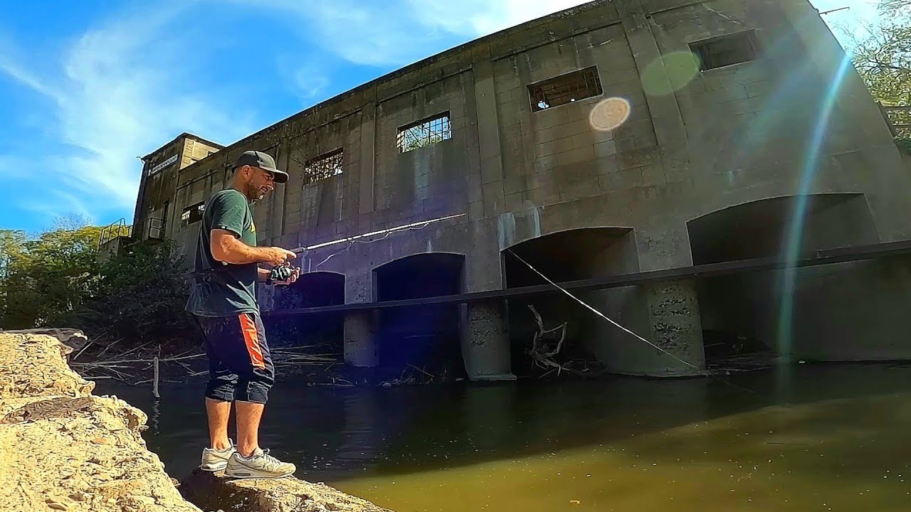 Pesca y aventura en antigua represa, 
