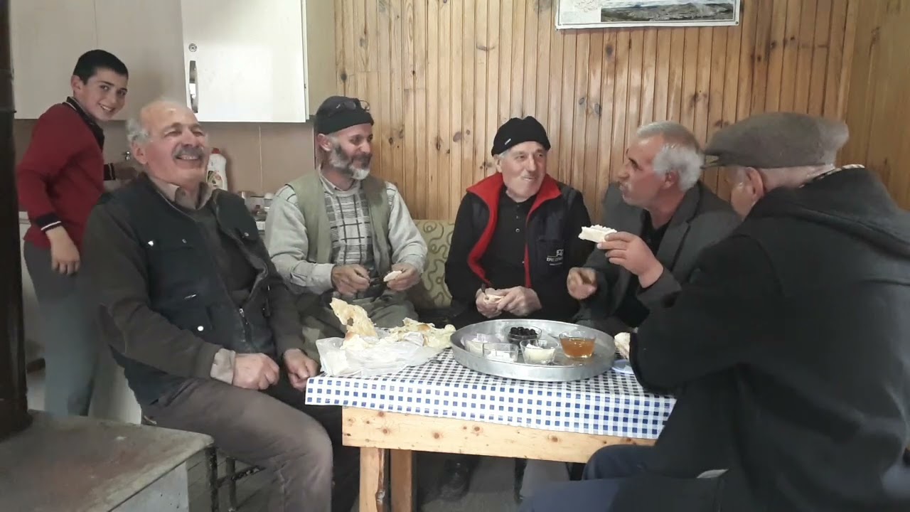 YUKARI KILIÇKAYA KÖYÜ 7 ARALIK 2022TANDIR EKMEĞİYLE BAL YAĞ ÇOK GÜZEL.AMA ASIL GÜZEL OLAN SOHBETTİ