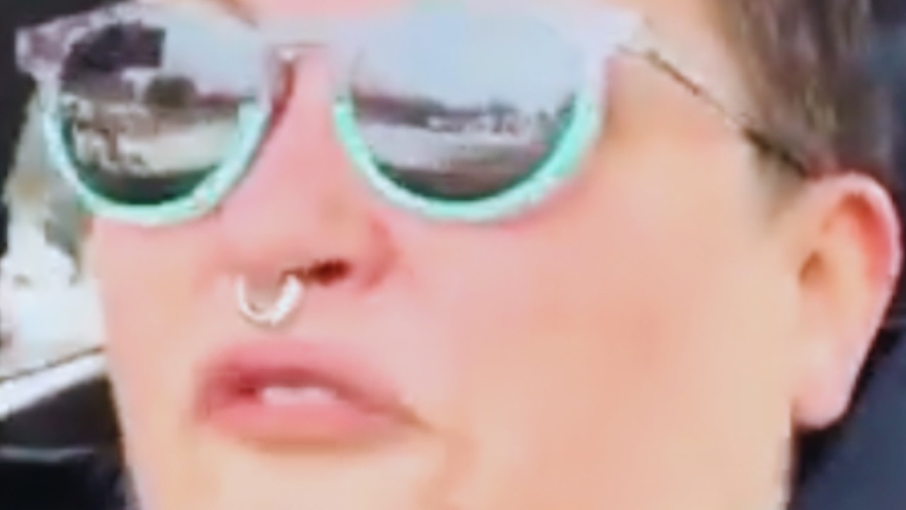 У него плохой день.