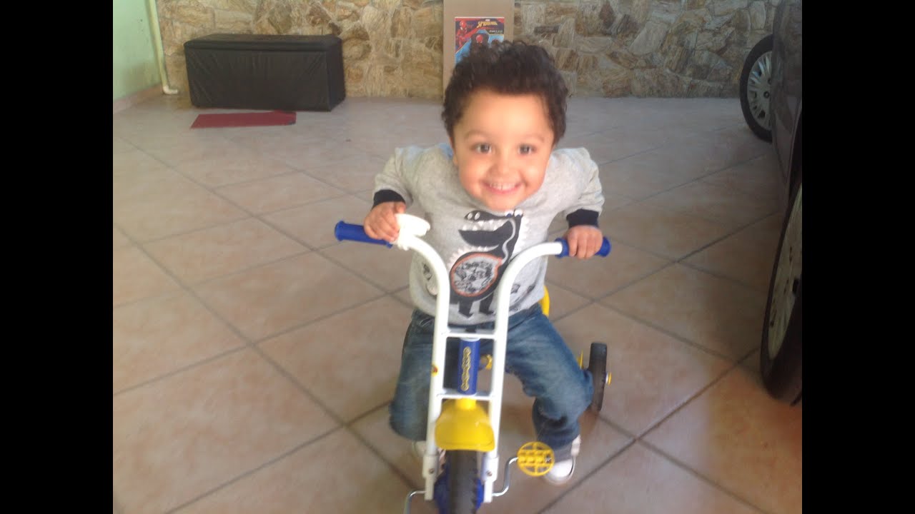 Aprendendo a andar de triciclo
