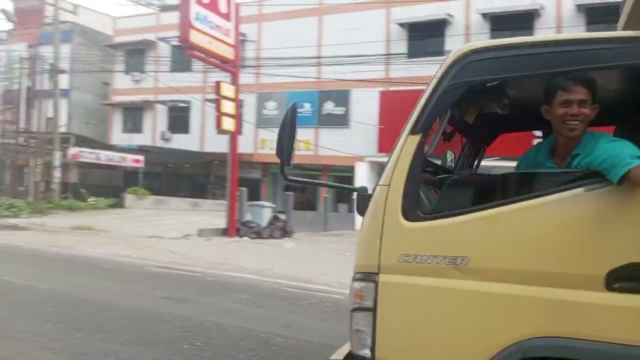 Melihat truk Fuso oleng di kota sei Rampah