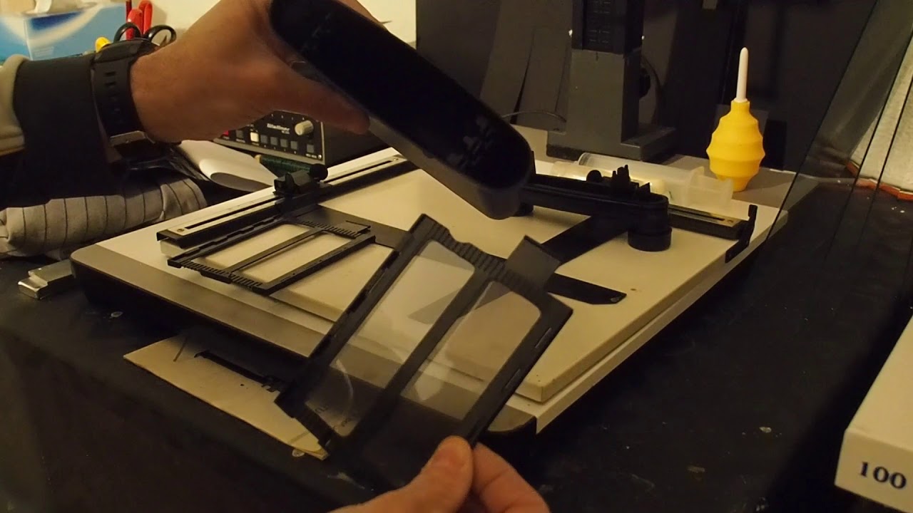 analoge Fotografie: 4x5 Planfilm in die Entwicklerdose laden
