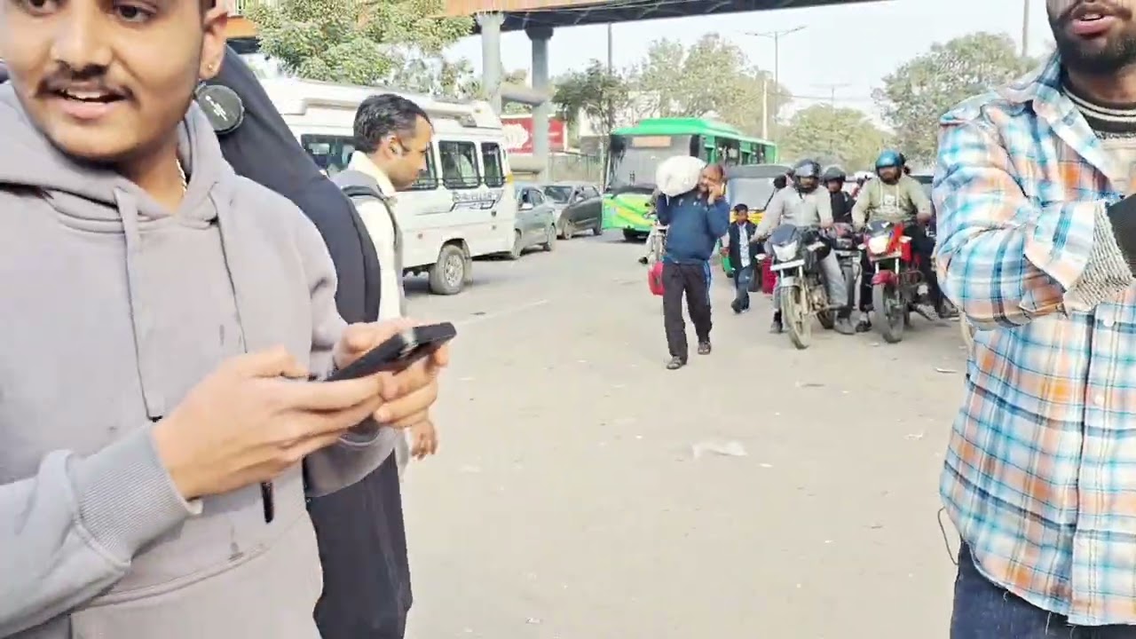 Saket Metro Push-Up Challenge 💪🌹 | 10 Push-Up = Free Rose | Delhi Vibes