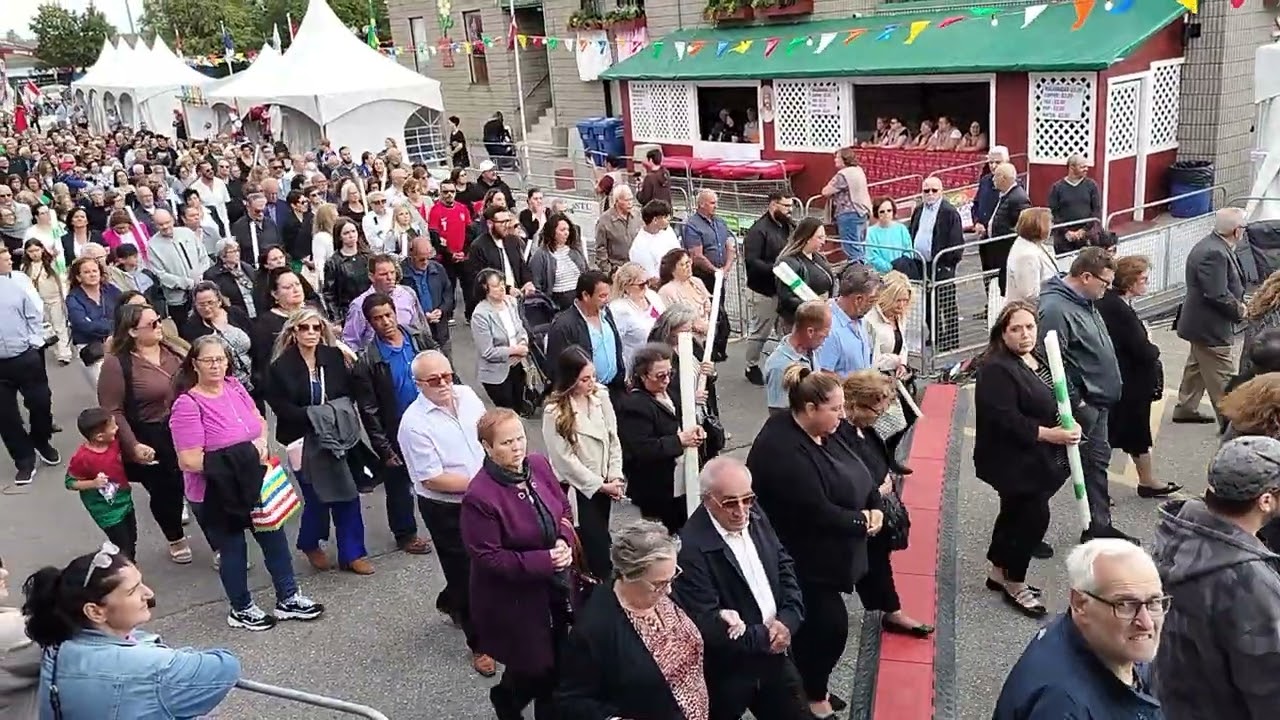 Brampton: Festa do Senhor Santo Cristo - Recolha da procissão da mudança da imagem.