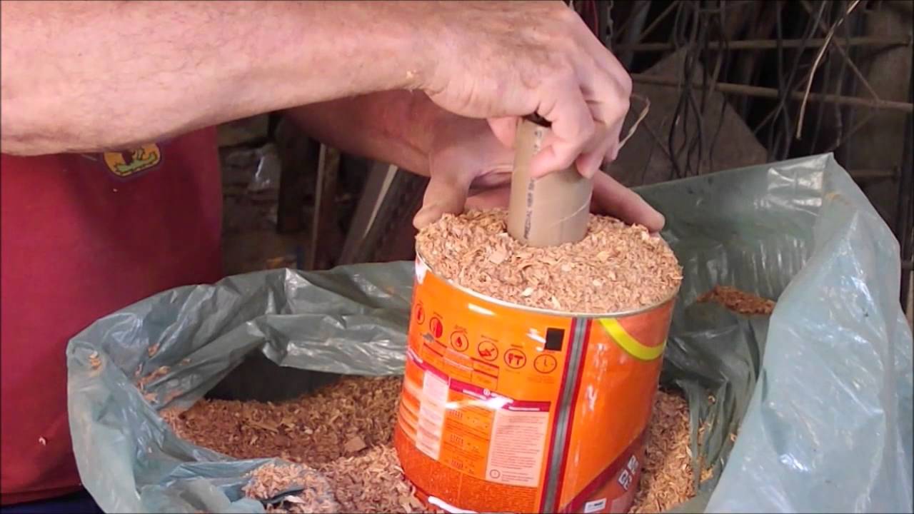 cozinhando com pó de serra em uma pequena lata