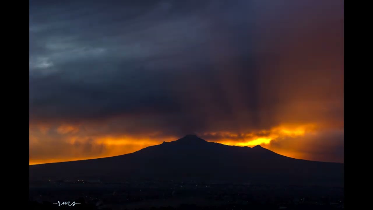 Timelapse of the Malinche Volcano during sunrise