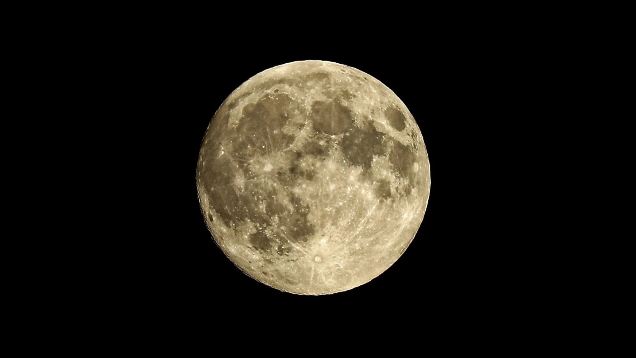 Moon | Zbliżenie na księżyc wykonane aparatem Panasonic Lumix FZ82
