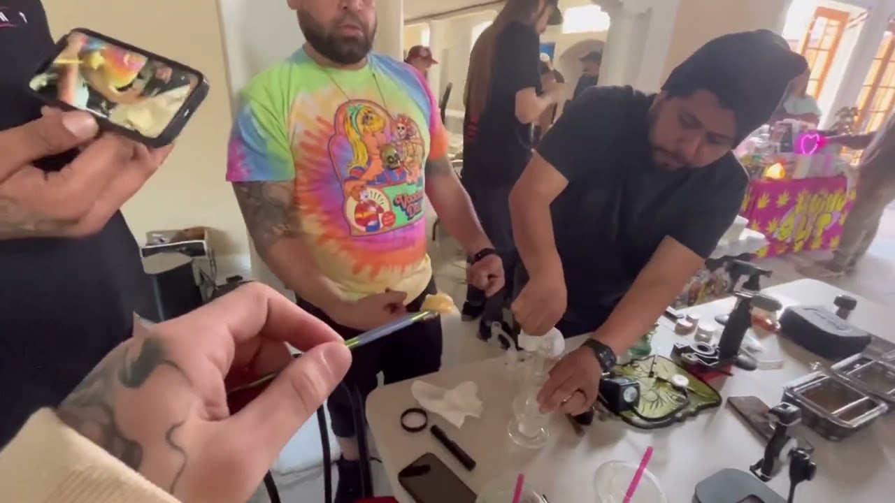 Giving Dabbingmaniac 2 Gram dab with DabbingNative