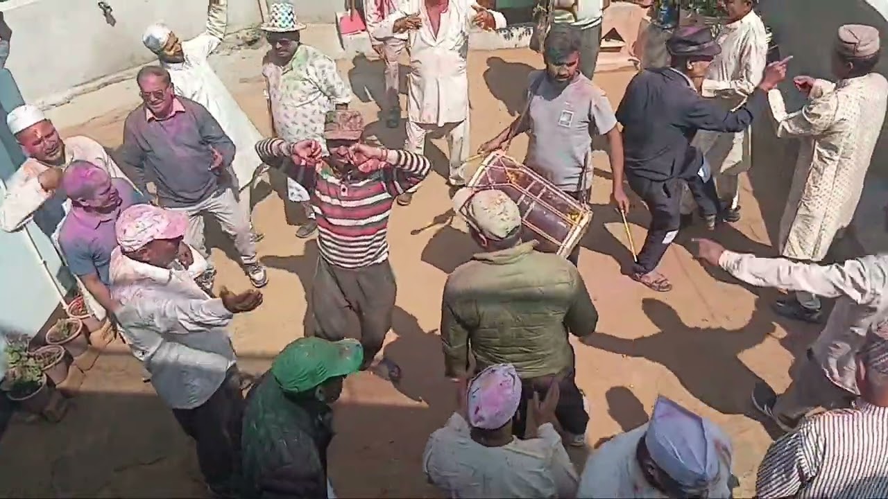 हमारे गांव की होली कुछ इस प्रकार की थी,बहुत शारी मस्ती और जोश के साथ हम सभी ने होली बनाई❤️🌸🫶🏻🤘..