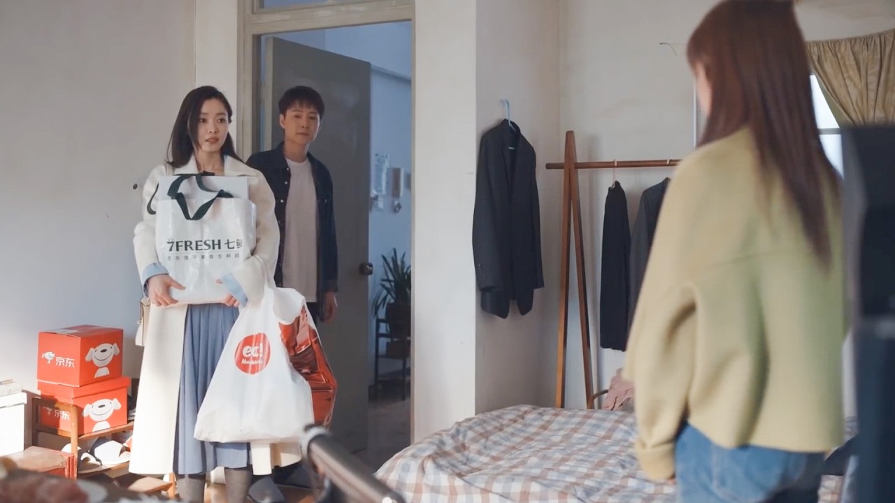 Муж приводит любовницу домой, жена спокойно уходит, он жалеет и гонится за ней.