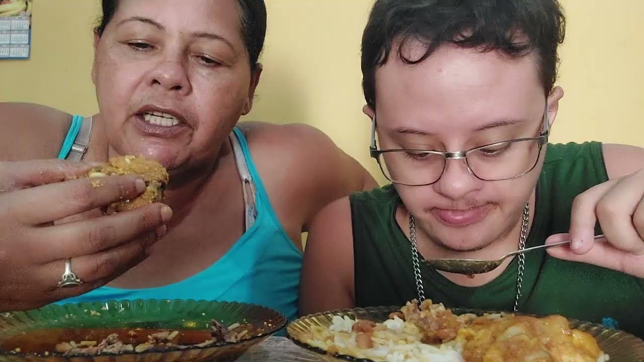 COMENDO DE MÃO MACARRÃO ARROZ FARINHA E GALINHA DE NOVO HOJE QUE ESTA BOA 