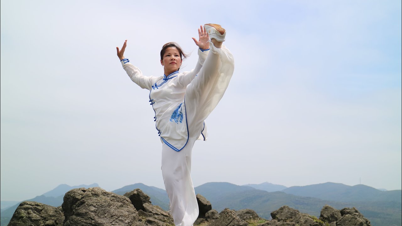 经典42式太極拳#太极之美：步伐轻灵飘逸，功架舒展 。柔顺自然，心静身静如春水缓缓流淌。