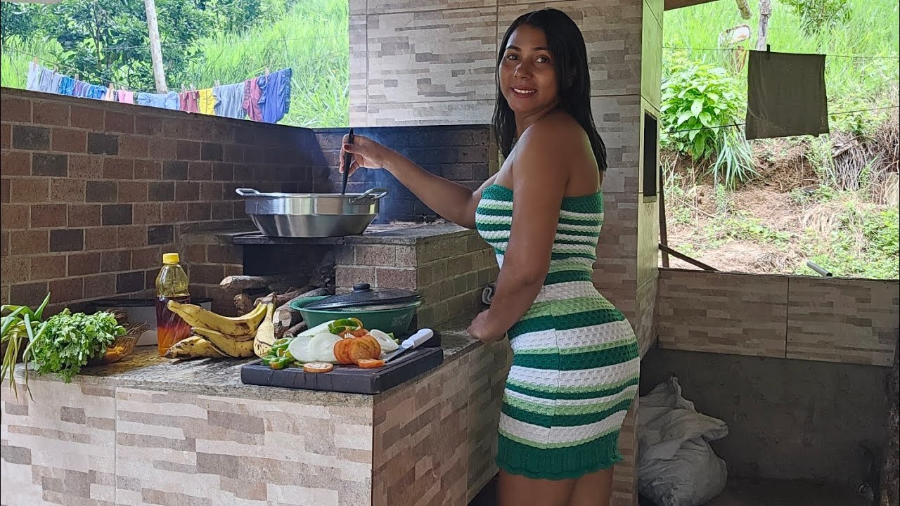 VIDA SIMPLES NA ROÇA, MOQUECA de PEIXE com BANANA no fogão a LENHA. . 