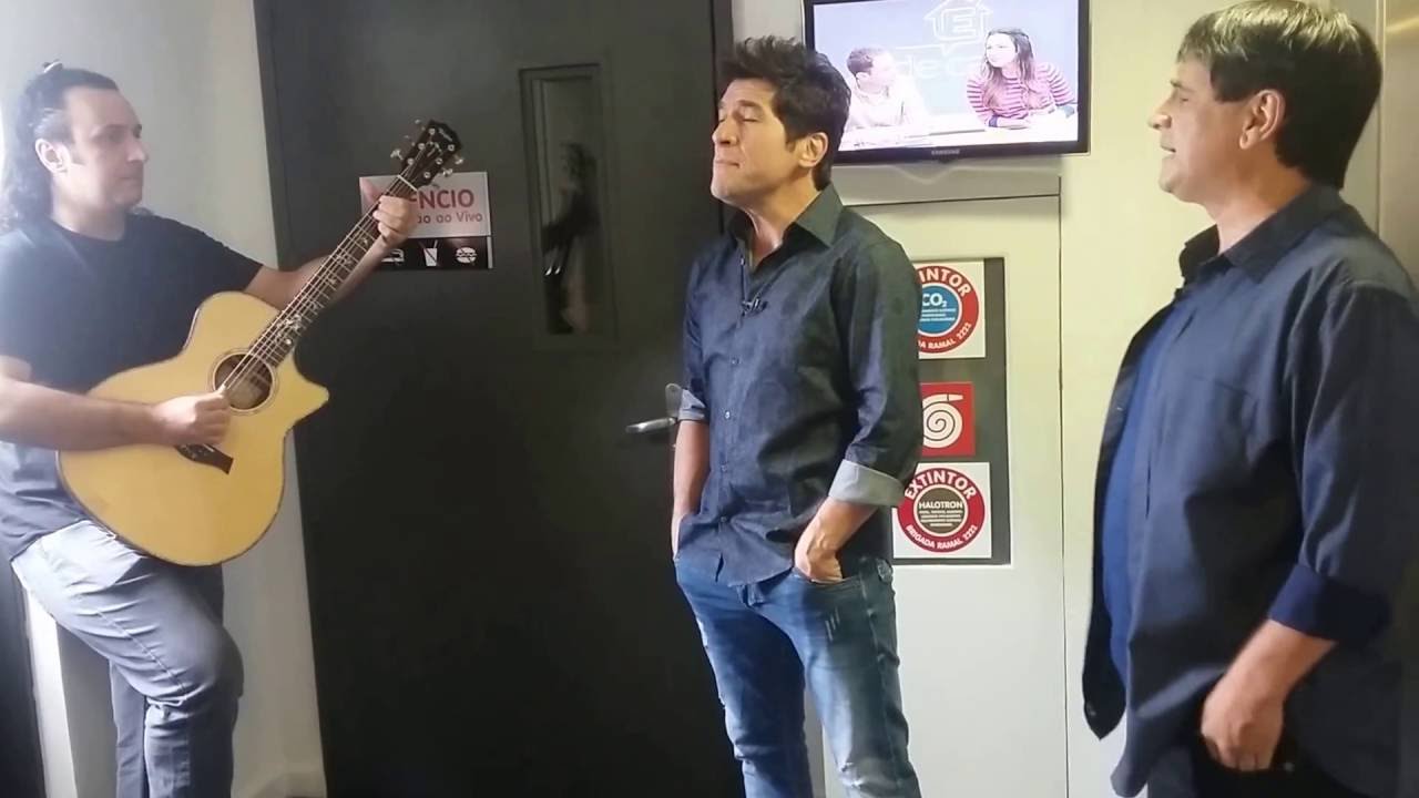 Byafra e Daniel cantando 