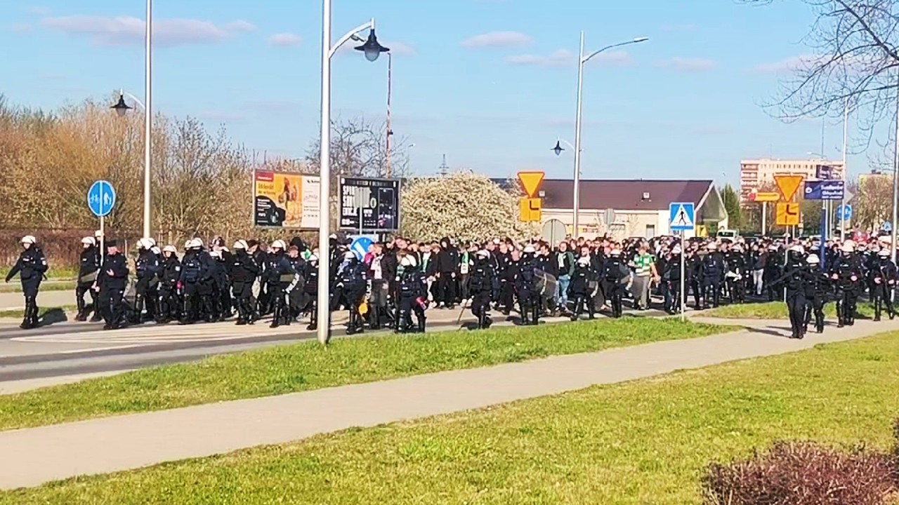 Przemarsz kibic&oacute;w Lechii Gdańsk na stadion w Płocku | 10.04.2026