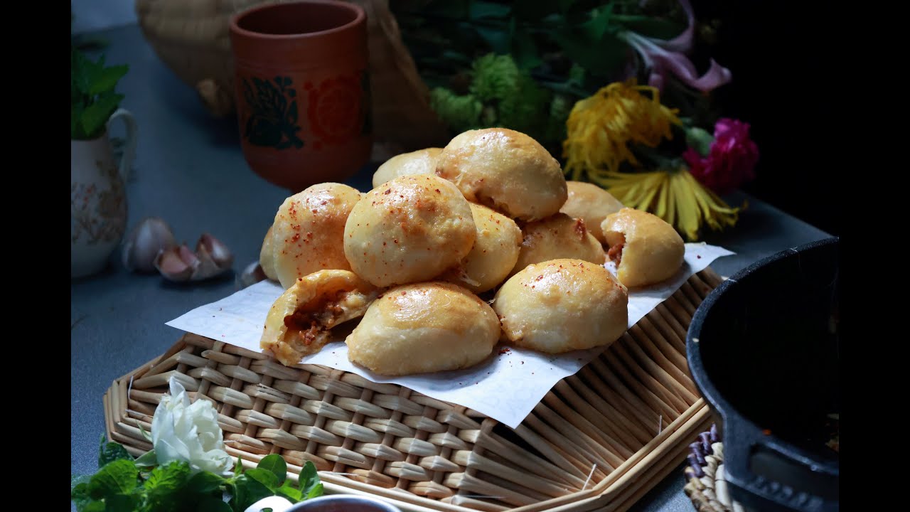 Rolls stuffed with a combination of sundried tomatoes, marinara, garlic, and mozzarella.