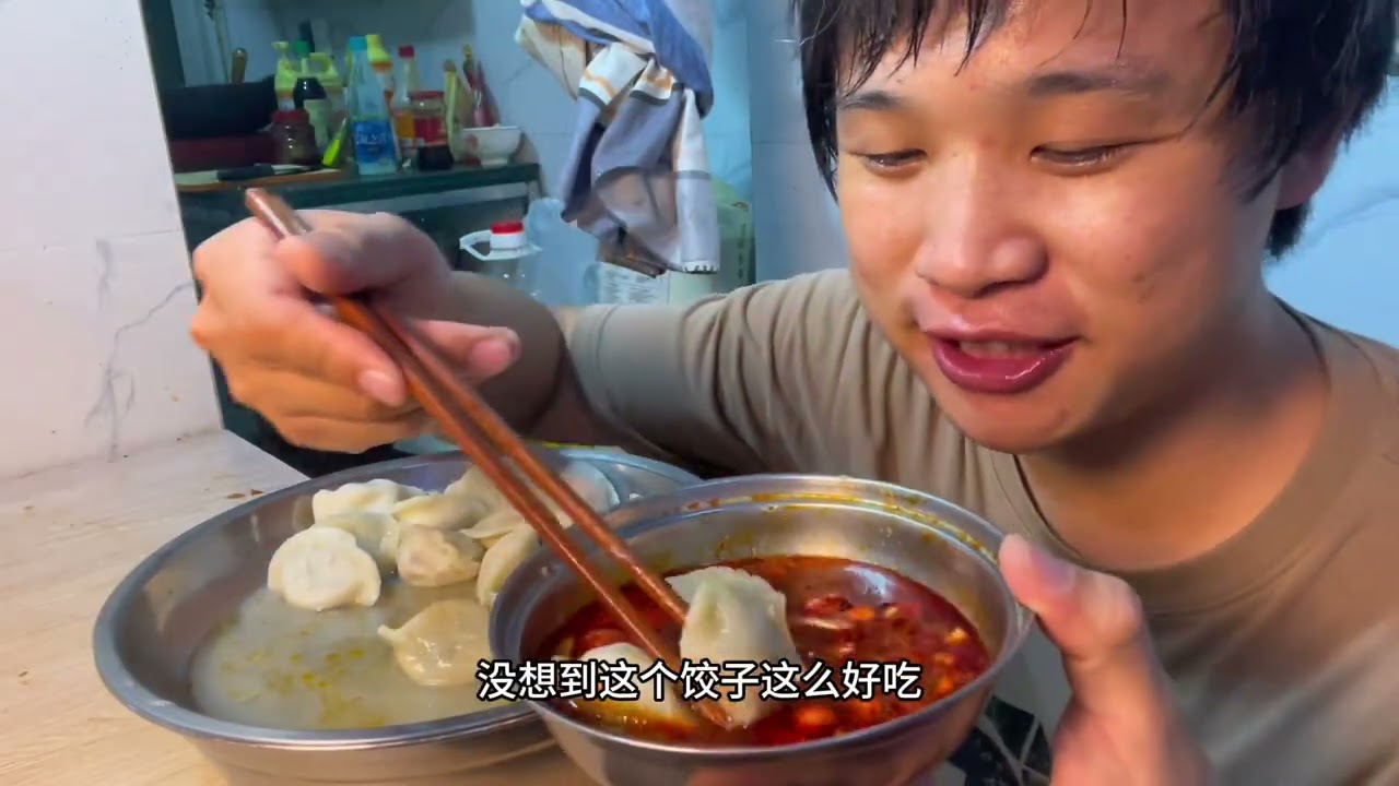 下班回来有点晚了吃饺子吃饿了吃什么都很香再来一袋方便面好美味 #美食 #饺子#方便面#辣椒#美味