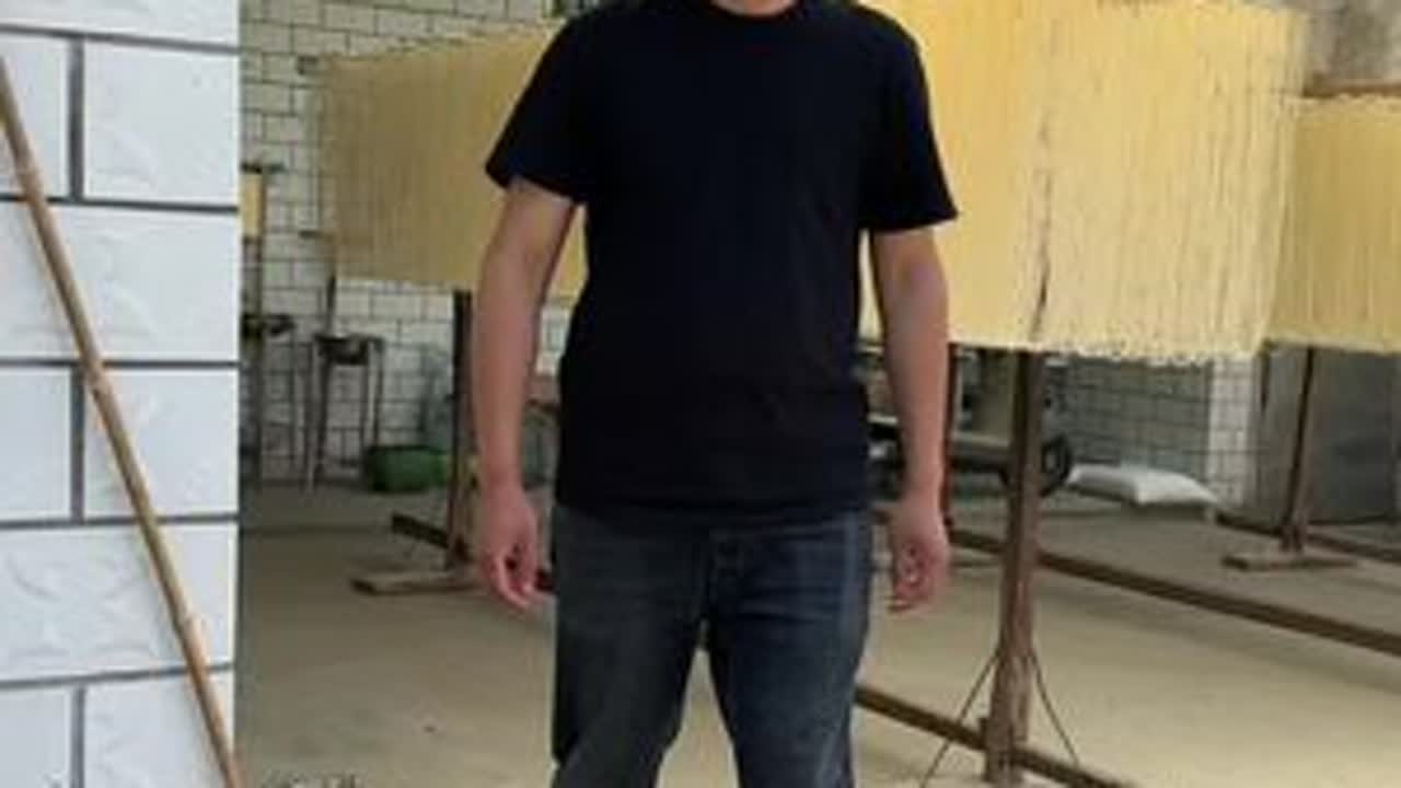 老公说公公有点事情要过来一趟，妈妈忙着做面条叫我们去街上买点菜，公公来还带了我喜欢吃的白茄子秧过来，好久没有看到儿子了还特意让老公去学校把儿子接回来。#我的乡村生活 #记录真实生活 #农村生活 ...