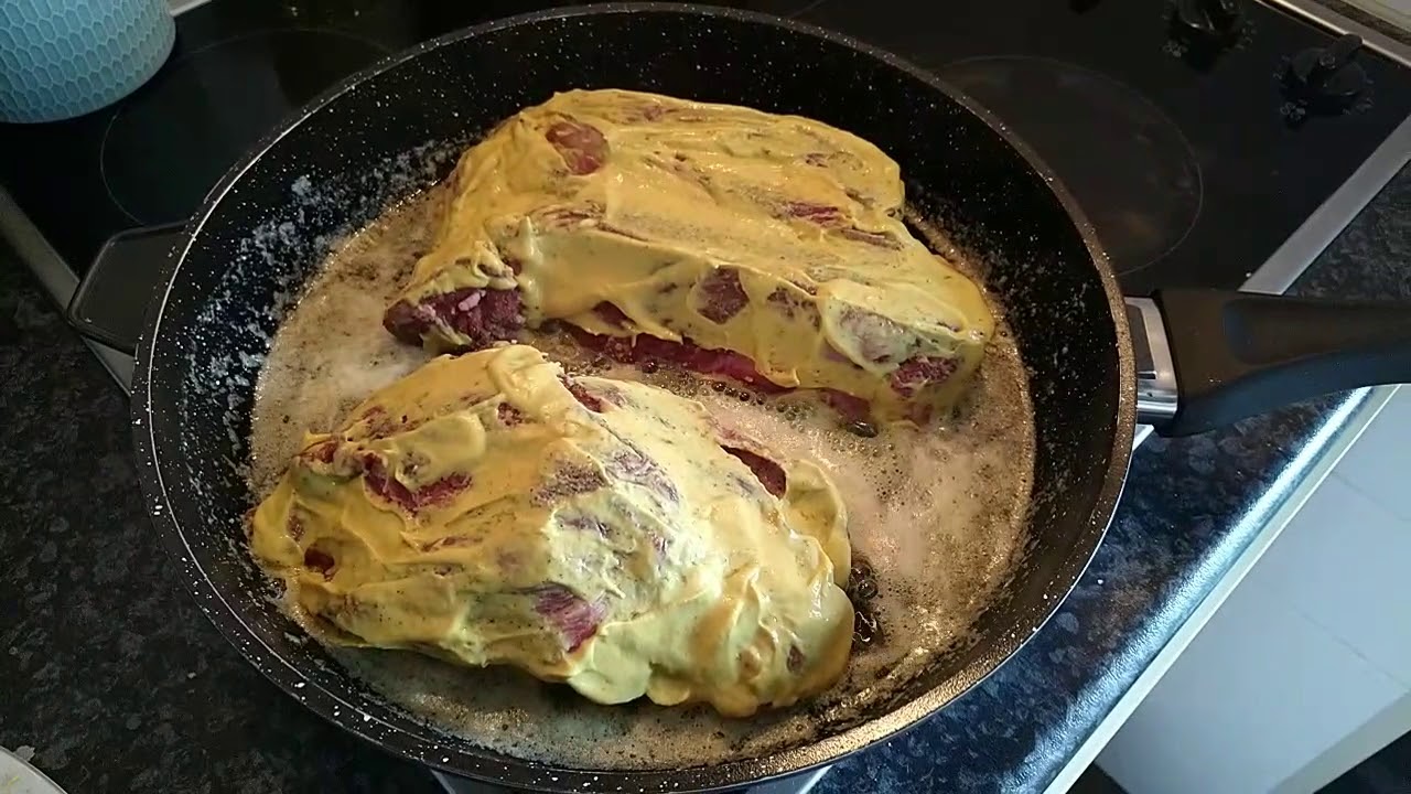 RUNDVLEES MET SPRUITJES STAMPOT UIT DE SLOW COOKER.