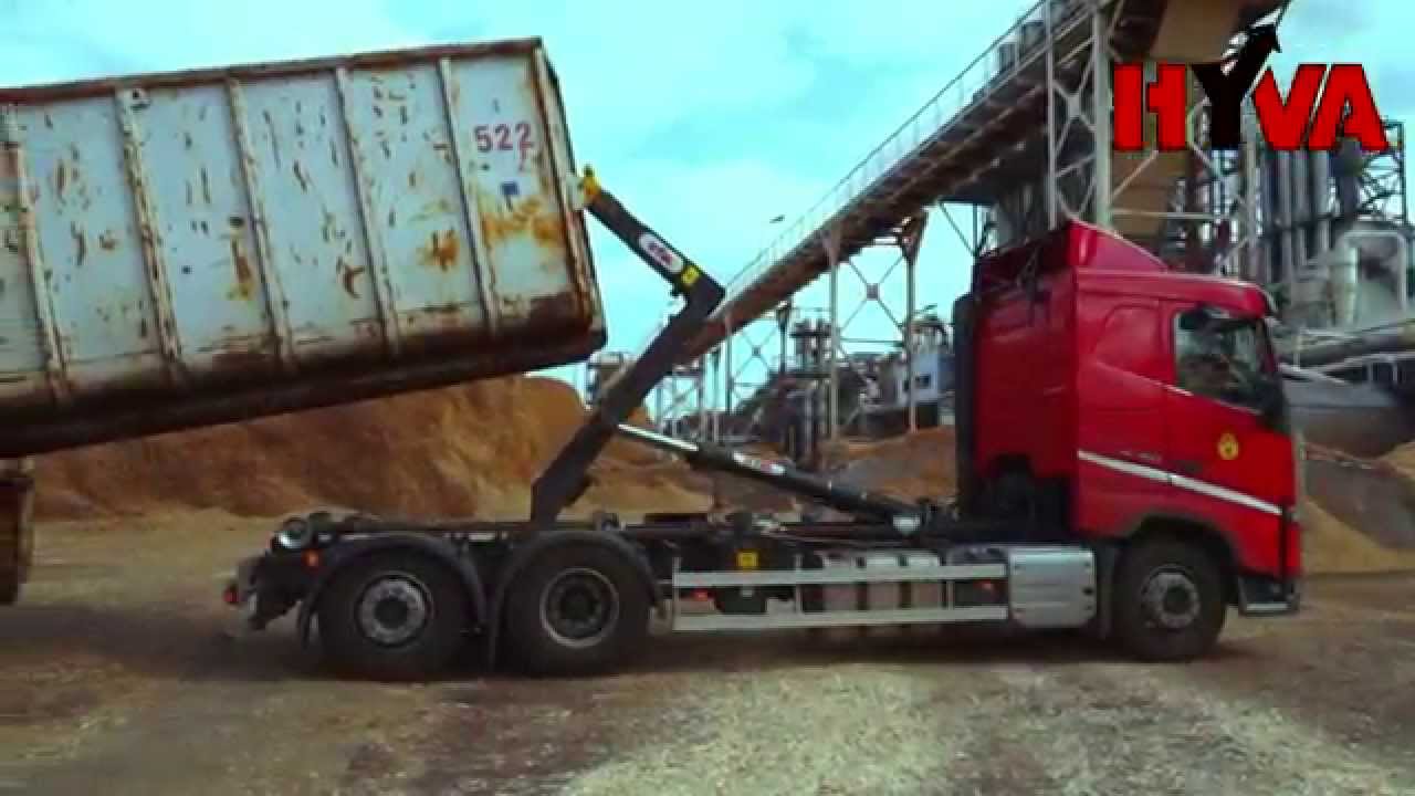 Volvo FH 6x2 z hakowcem (hookloader) w pracy - HyvaLift TITAN