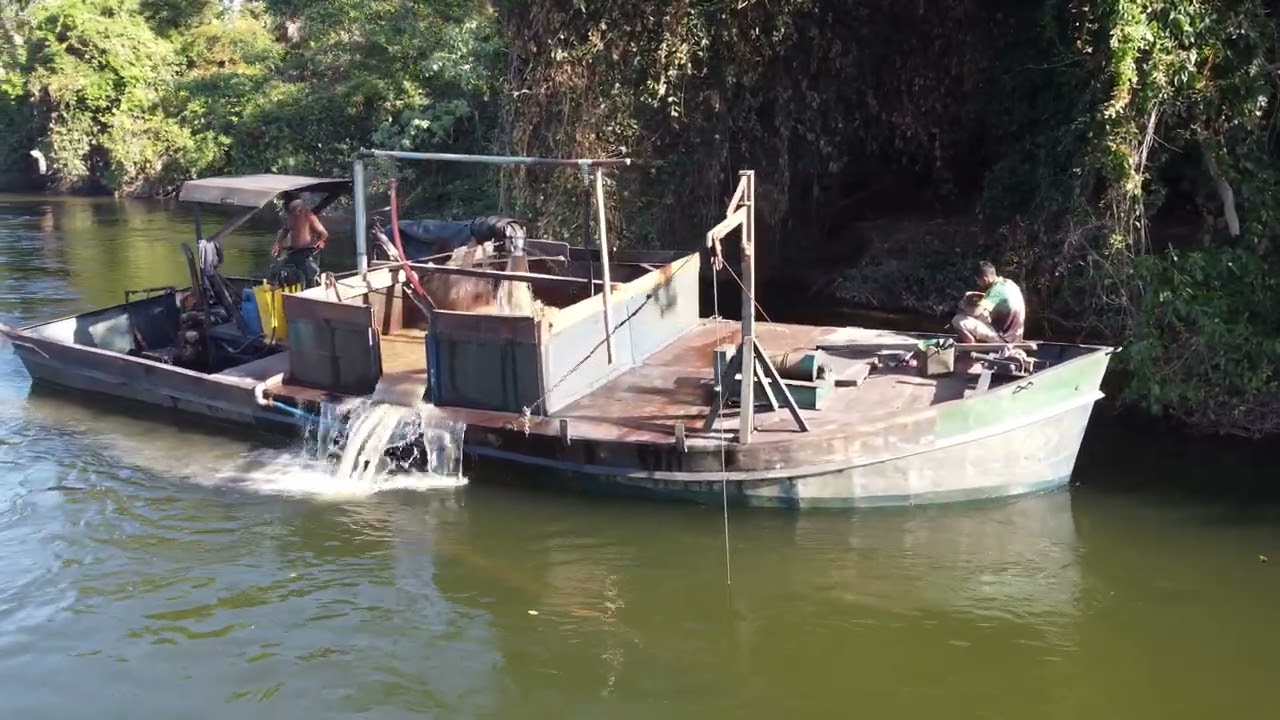 Balsa de dragagem de areia no Rio Guaporé