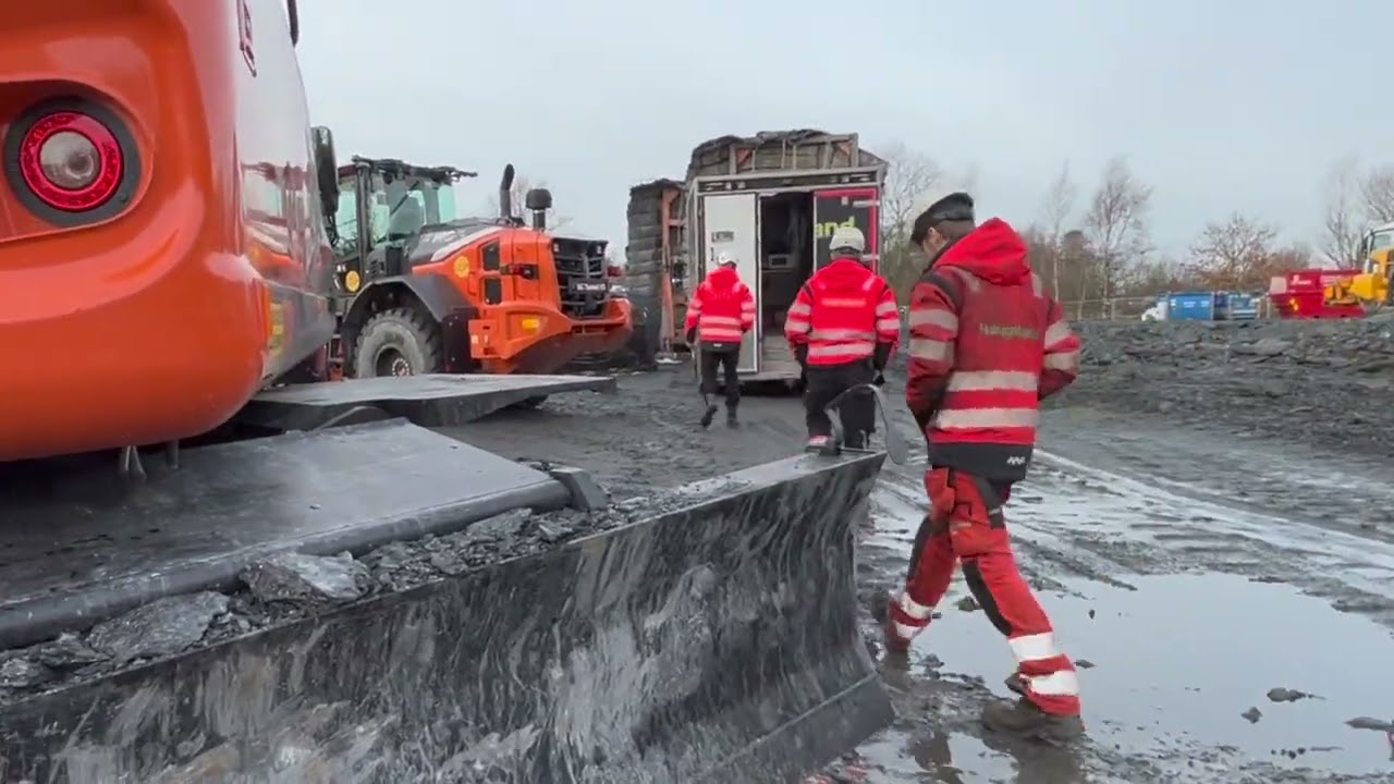 To ulike Hitachi 180 på hjul til B & G Tunnel AS