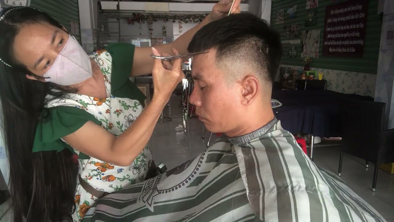 Tạo mẫu tóc theo yêu cầu của khách 