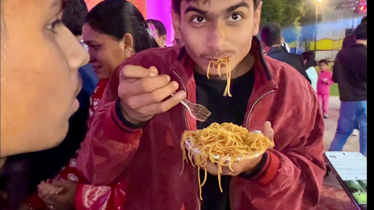 Aise Kon Khata hai Bhai 🤭😂