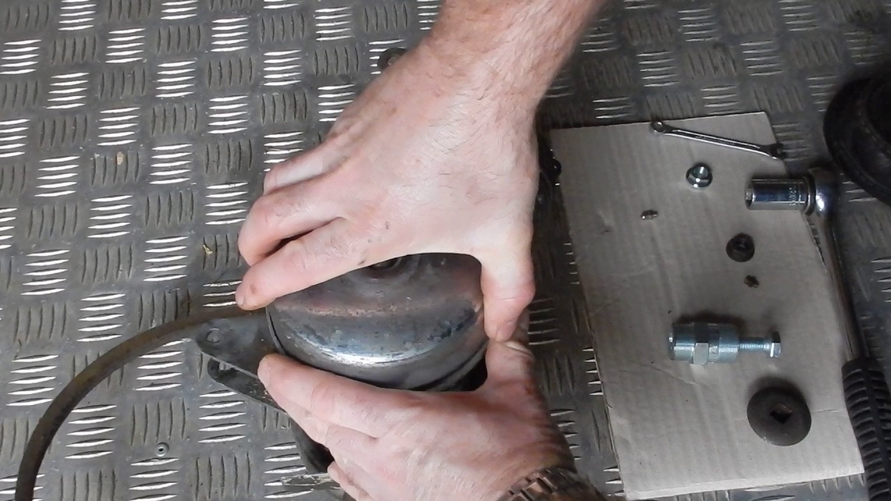 How to use the Mobylete Engine clutch and magneto extractor puller