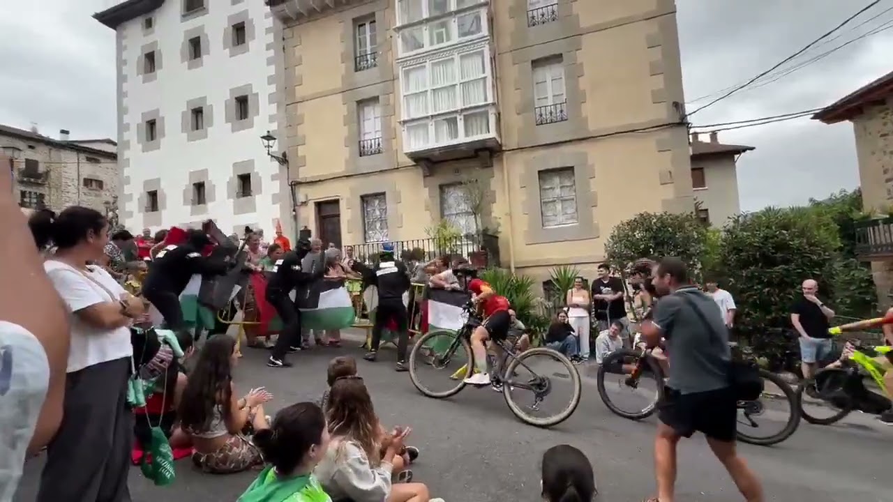 Filoetarras montan una obra de teatro pro-Ham&aacute;s en Arceniega (Vizcaya)