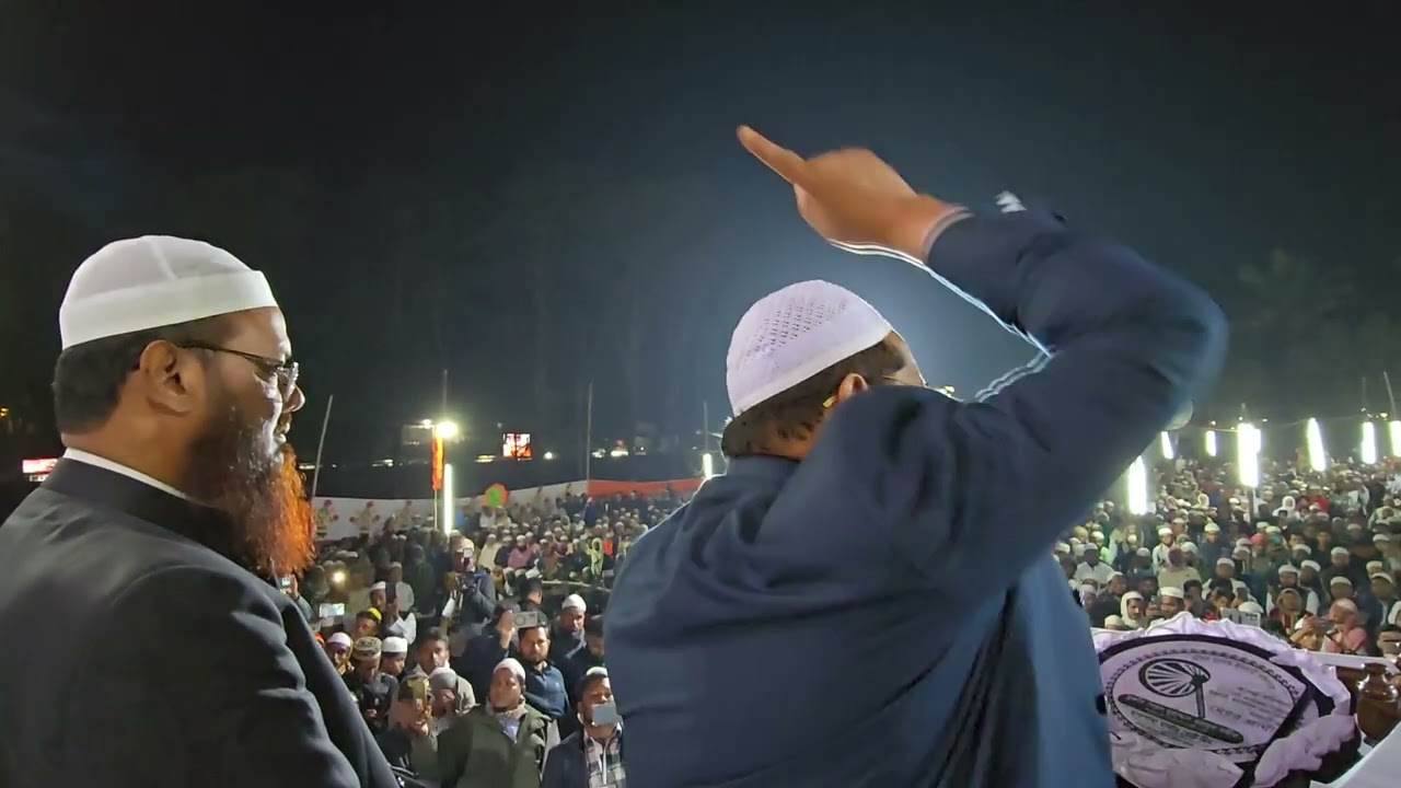 শায়খে চরমোনাই কে পাশে রেখে যা পীর সাহেব চরমোনাই।