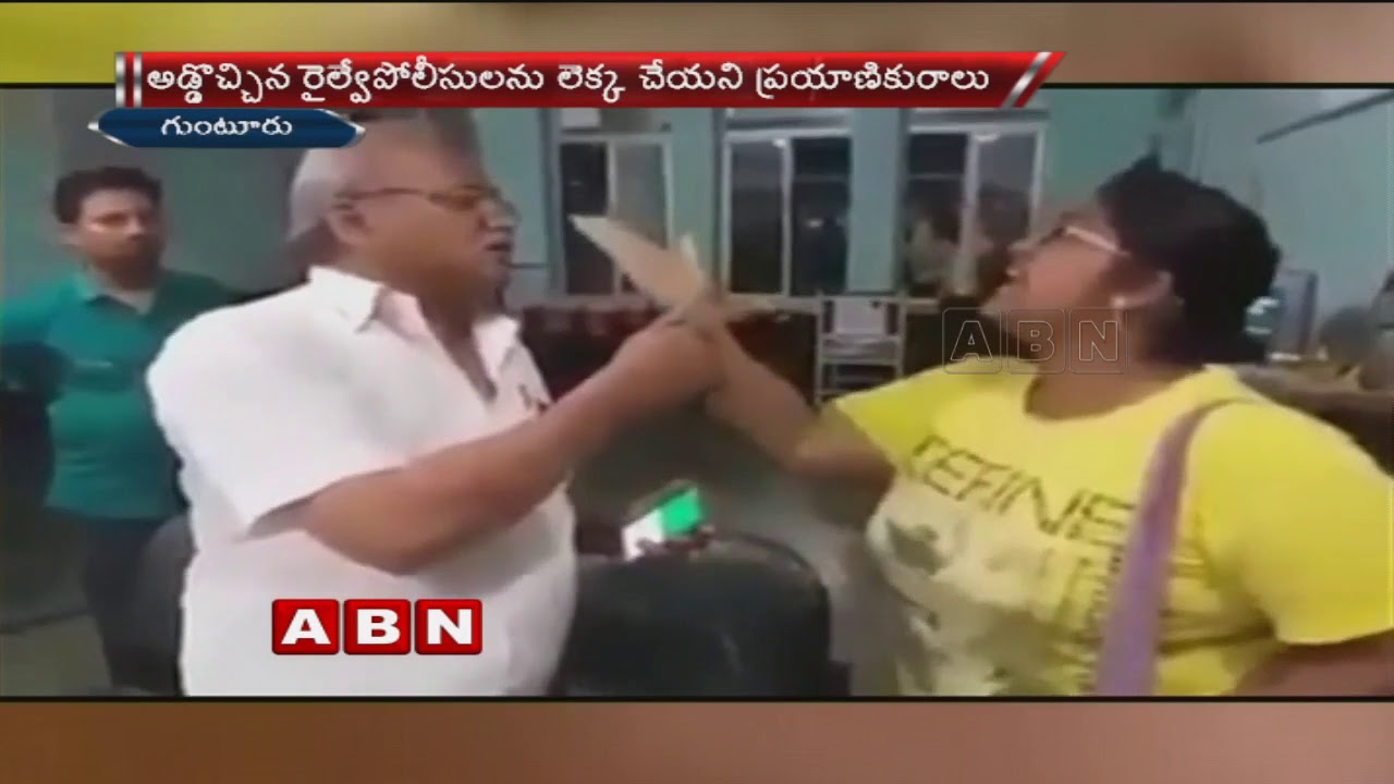 Passenger offence Railway staff at Guntur Railway station | Viral video | ABN Telugu