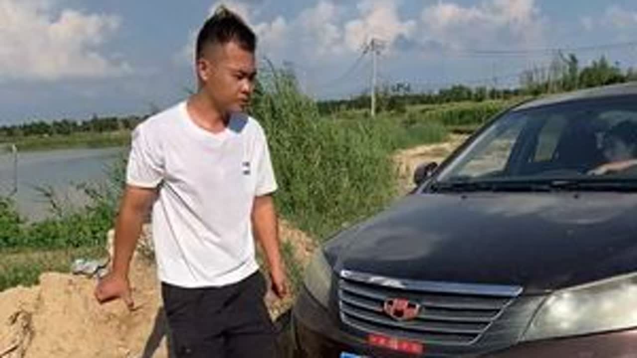 一个不小心车掉坑里了，怎么也开不出来，这可怎么办？#万万想不到 #结果出乎意料 #内容过于真实 #危险动作请勿模仿