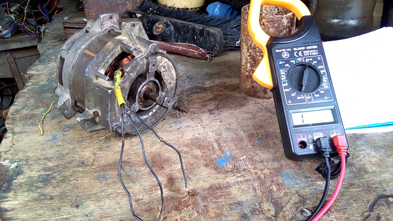 Conexión de 1 motor monofásico con capacitor permanente (tres cables a la salida)