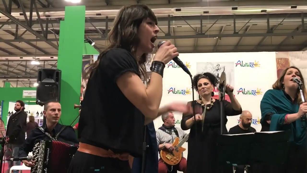 Mare maje, scura maje (Amara me / Lamento di una vedova) - Orchestra Popolare del Saltarello