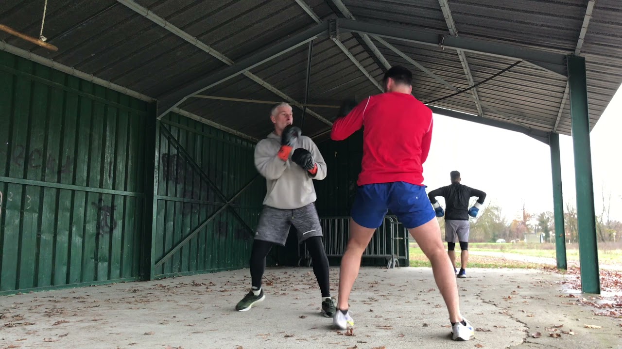 Entraînement pieds-poings entre potes (SAVATE boxe française)