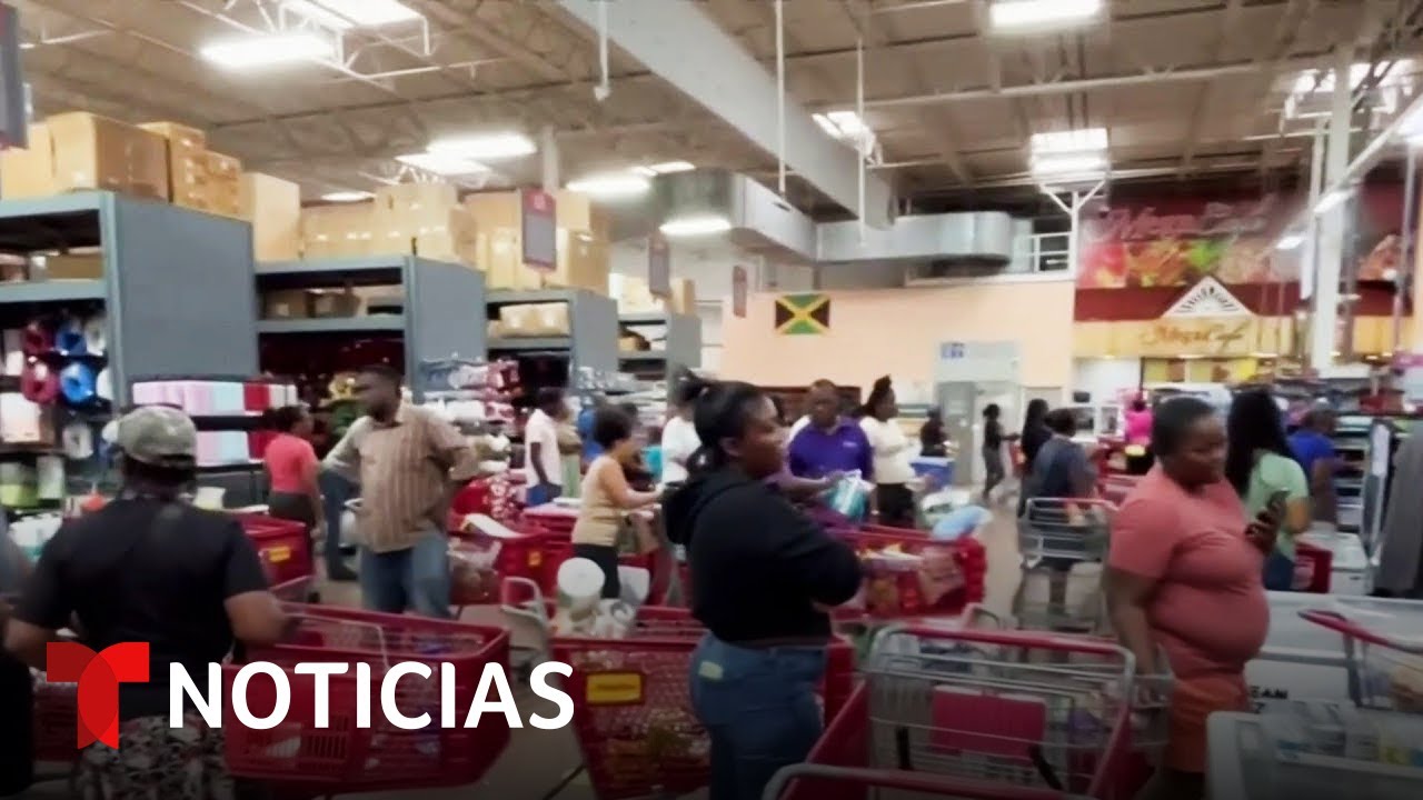 Residentes en Jamaica se preparan para recibir el embate del huracán Melissa | Noticias Telemundo
