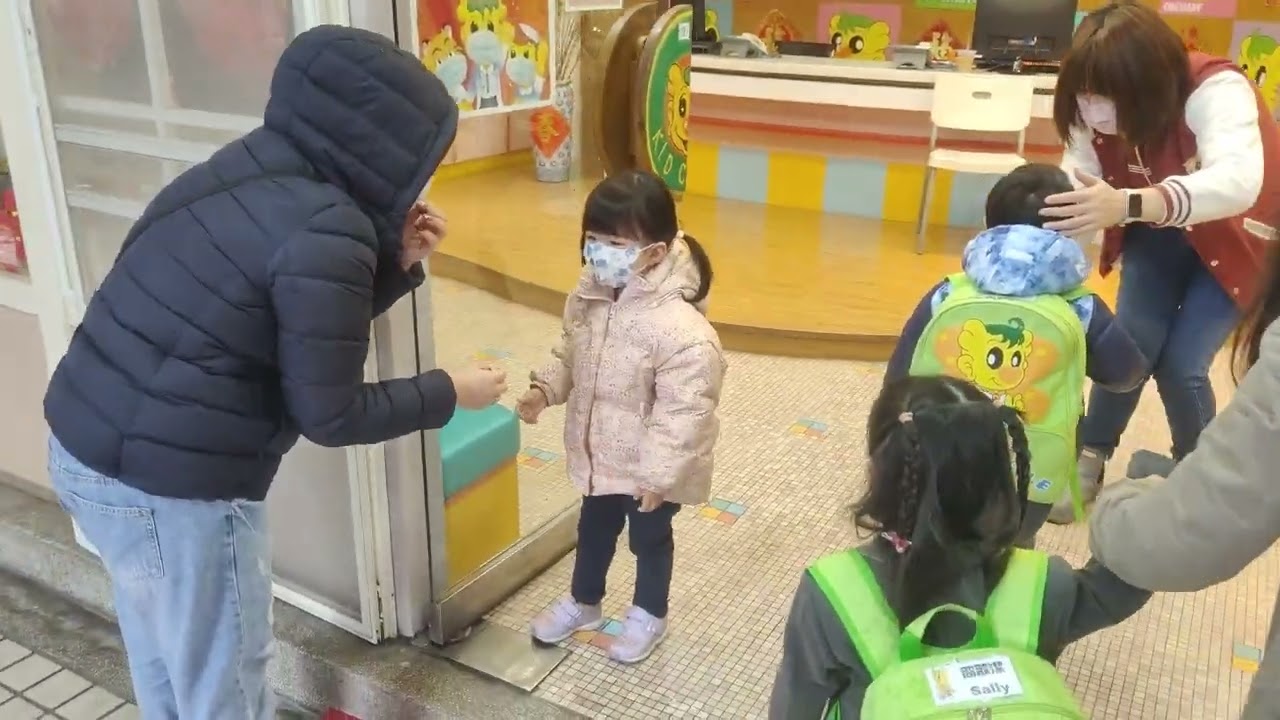2023 02 06 采恩 第一天上幼稚園 捨不得媽媽 爆哭 被老師抓上樓