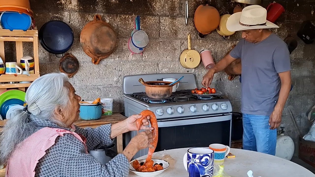 Asi preparamos  un cacho de longaniza  en salsa de molcajete  estamos almorzando 